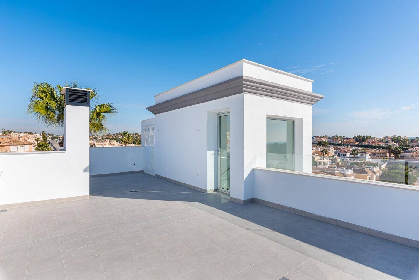 Große Dachterrasse mit weitem Blick über die Dächer der Umgebung und den Himmel.