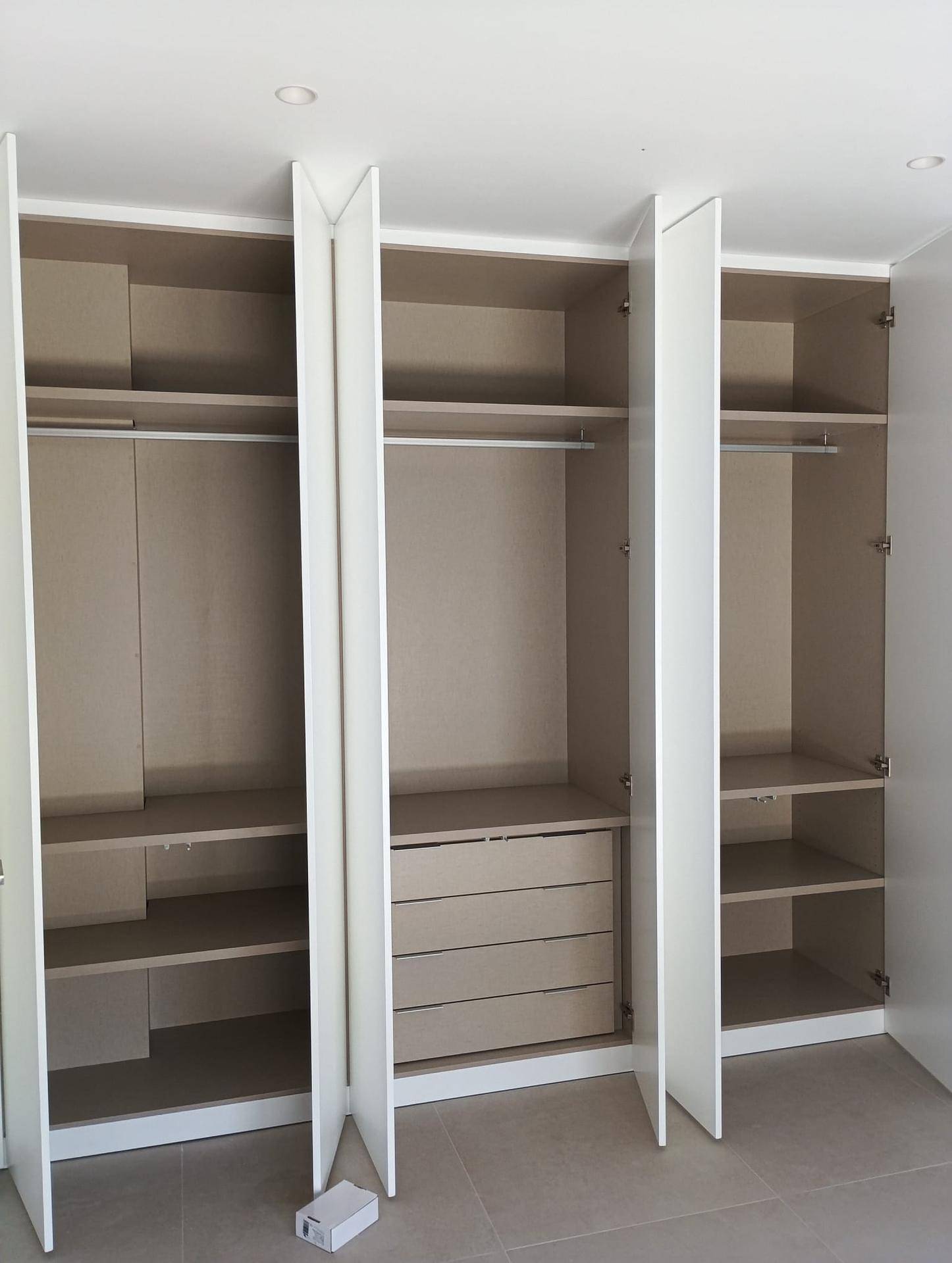 Offener Einbauschrank mit Schubladen und Regalböden, bietet praktische Aufbewahrungslösungen.