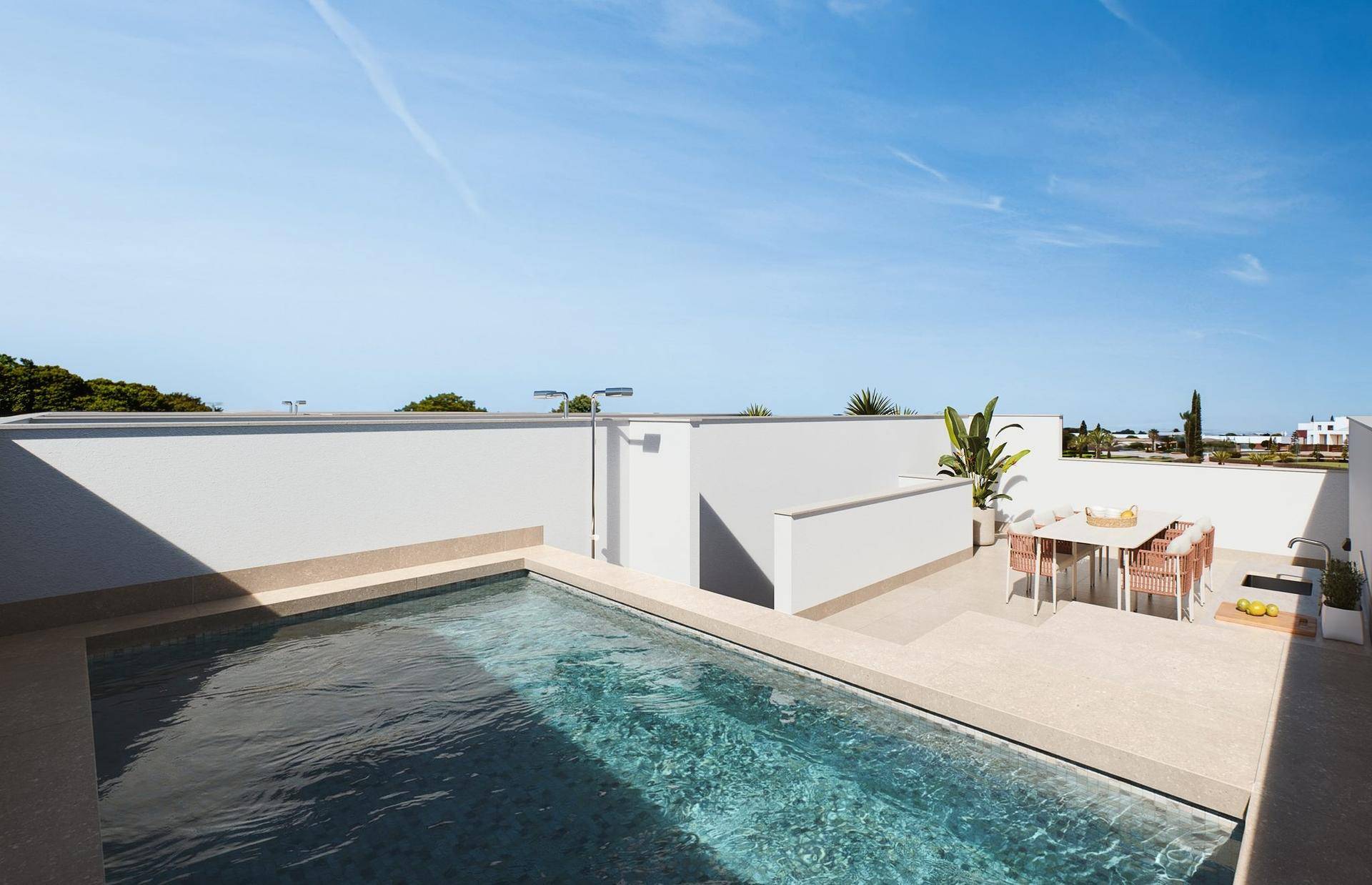 Dachterrasse mit privatem Pool und Außendusche unter strahlend blauem Himmel.