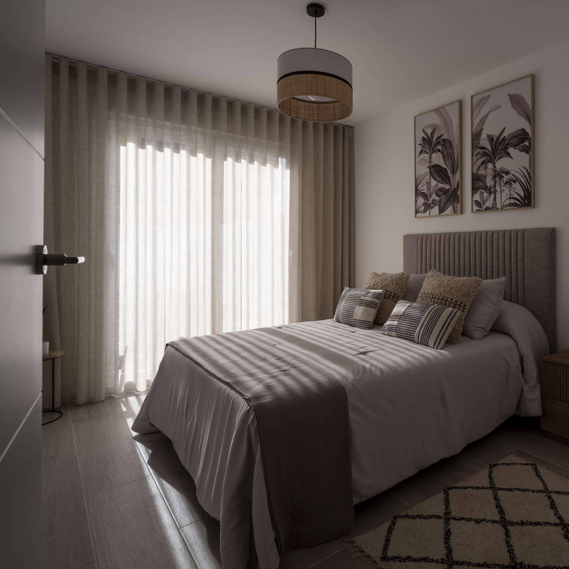 Gemütliches Schlafzimmer mit Doppelbett, stilvoller Einrichtung und viel Tageslicht.