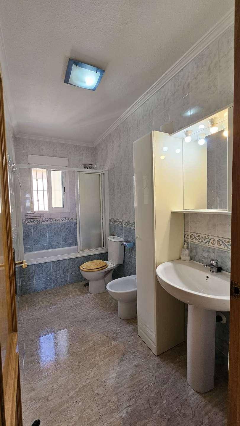 Badezimmer mit Badewanne, Duschkabine, Bidet und Waschbecken mit Spiegelschrank.