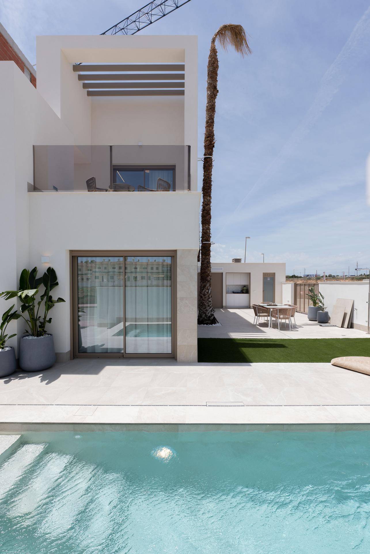 Moderne Villa mit privatem Pool, Sonnenterrasse und gepflegtem Gartenbereich.