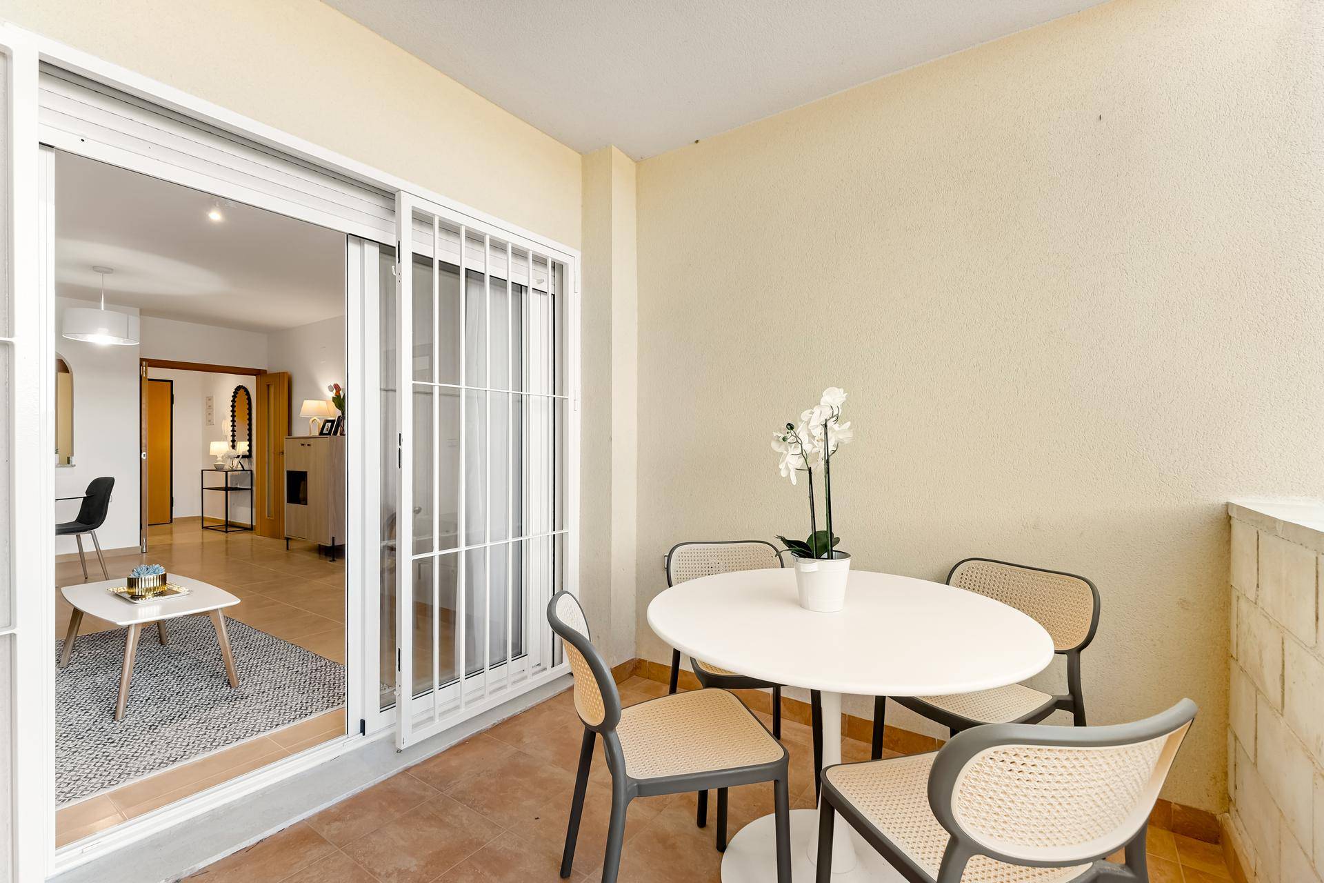 Möblierte Terrasse mit Esstisch und Stühlen, direkt vom Wohnbereich zugänglich.