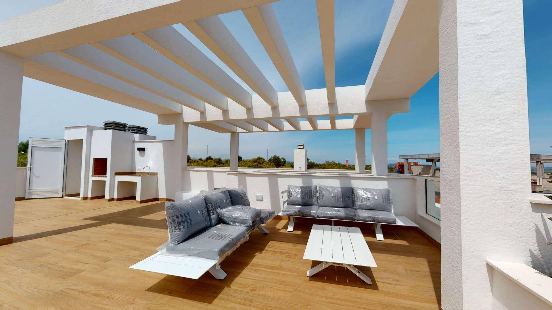 Geräumige Dachterrasse mit Holzfußboden, Pergola, Sitzgelegenheiten und Außenküche.