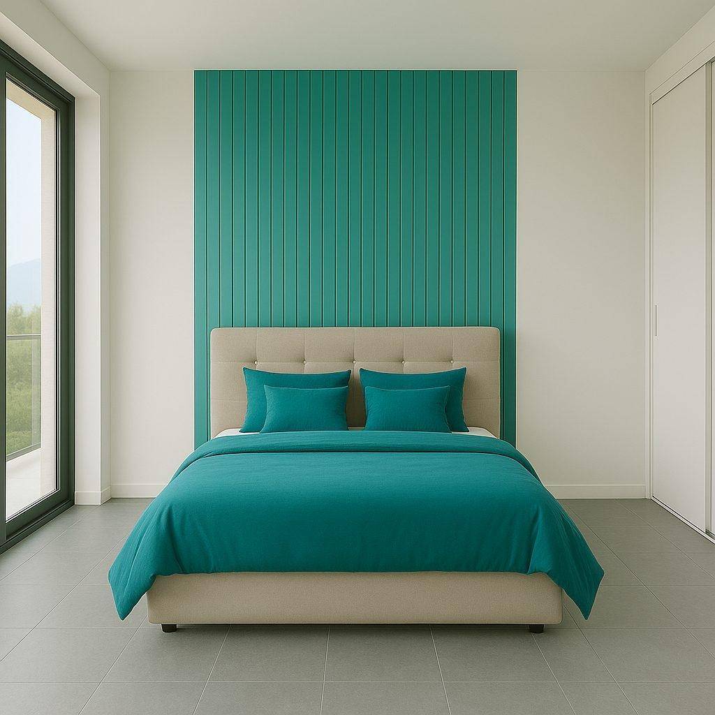 Schlafzimmer mit beigem Bett, einer auffälligen türkisfarbenen Akzentwand und großen Fenstern.
