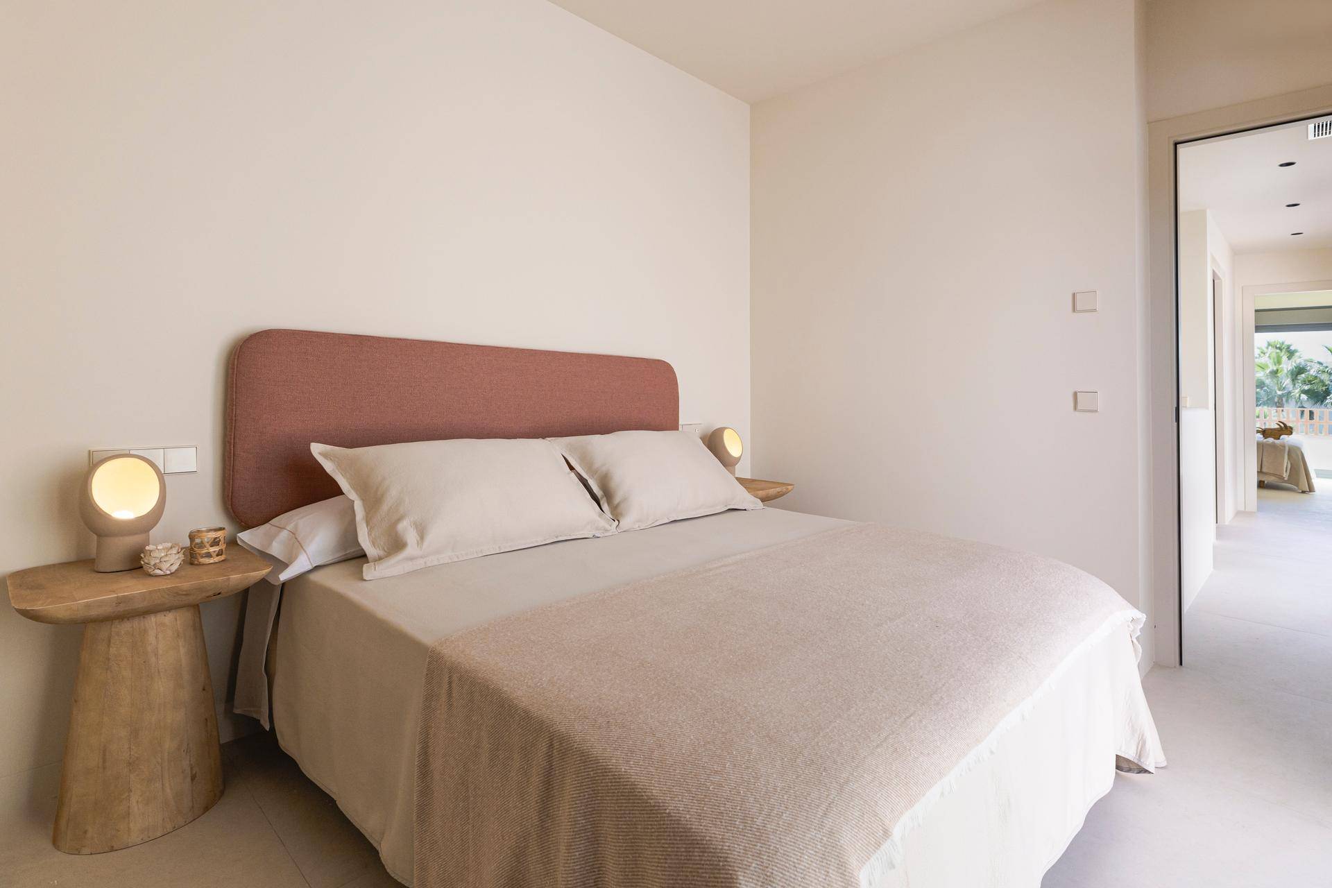 Gemütliches Schlafzimmer mit Einbauschränken und modernem Bett, hell und einladend.