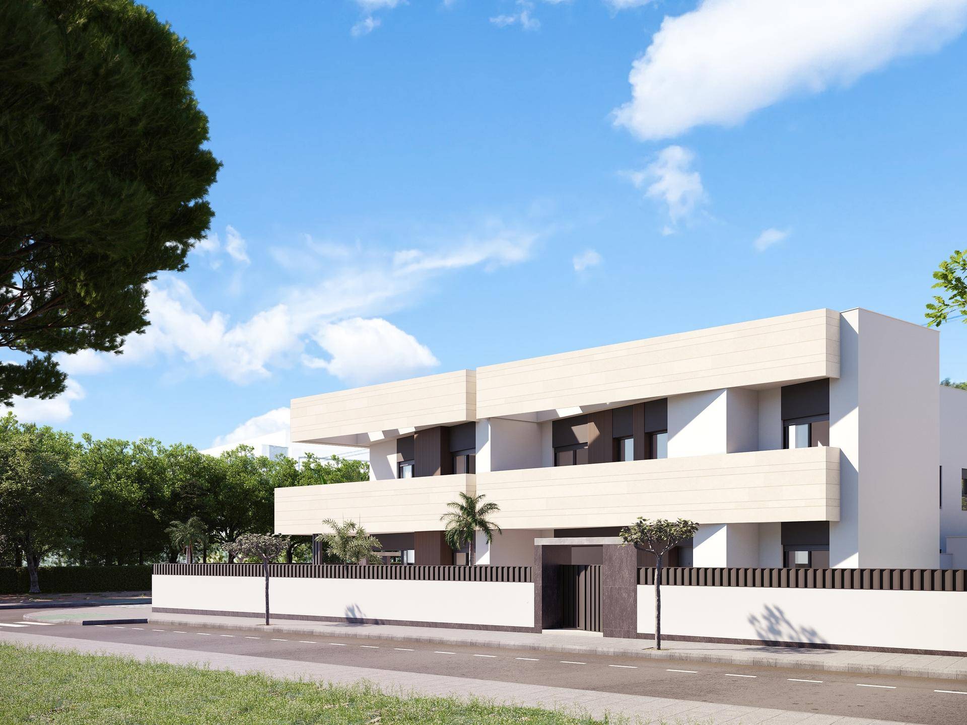 Moderne Hausfassade mit heller Verkleidung, großen Fenstern und umzäuntem Grundstück.
