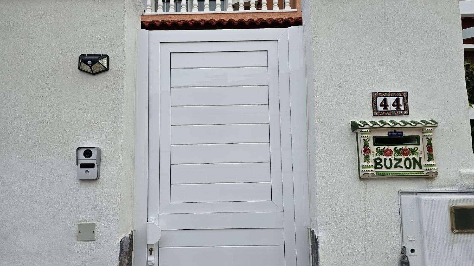 Eingangstor mit Hausnummer und traditionellem Briefkasten.
