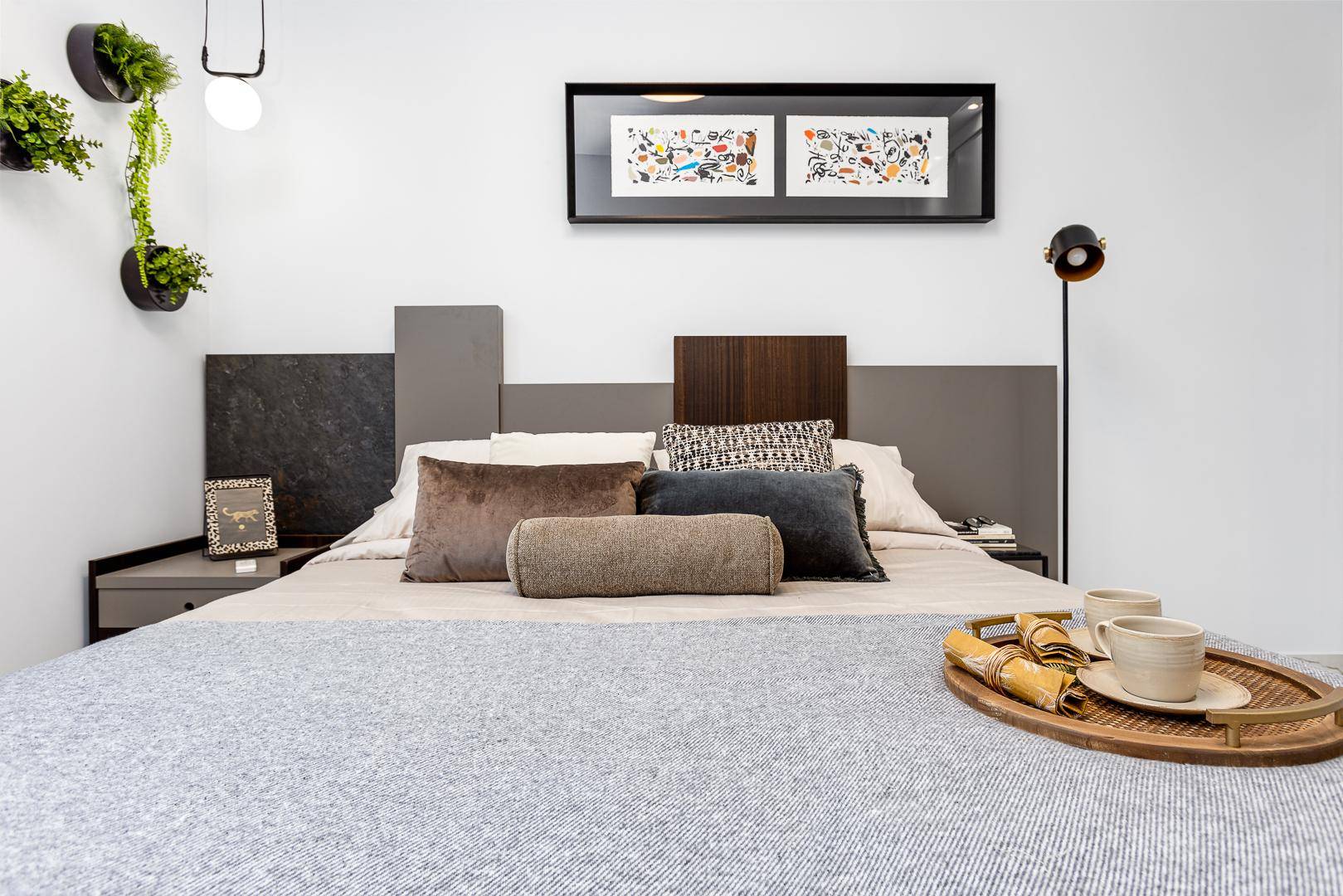 Gemütliches Schlafzimmer mit modernem Bett, stilvoller Dekoration und indirekter Beleuchtung.