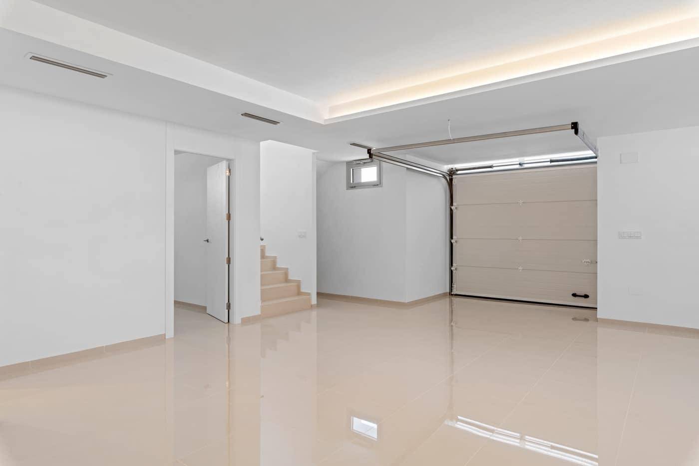 Geräumige Garage mit automatischem Tor und direktem Zugang zum Haus.