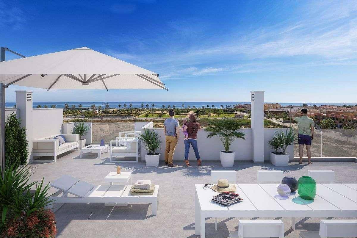 Geräumige Dachterrasse mit Meerblick, ausgestattet mit modernen Lounge-Möbeln und großem Sonnenschirm.