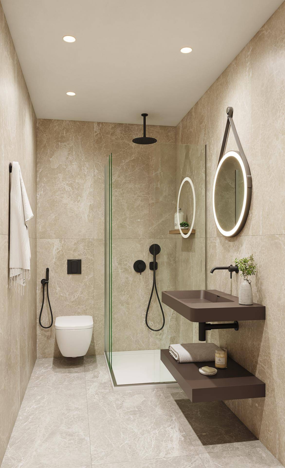 Modernes Badezimmer mit beigen Fliesen, begehbarer Dusche, Wand-WC und dunklem Waschtisch mit zwei Spiegeln.
