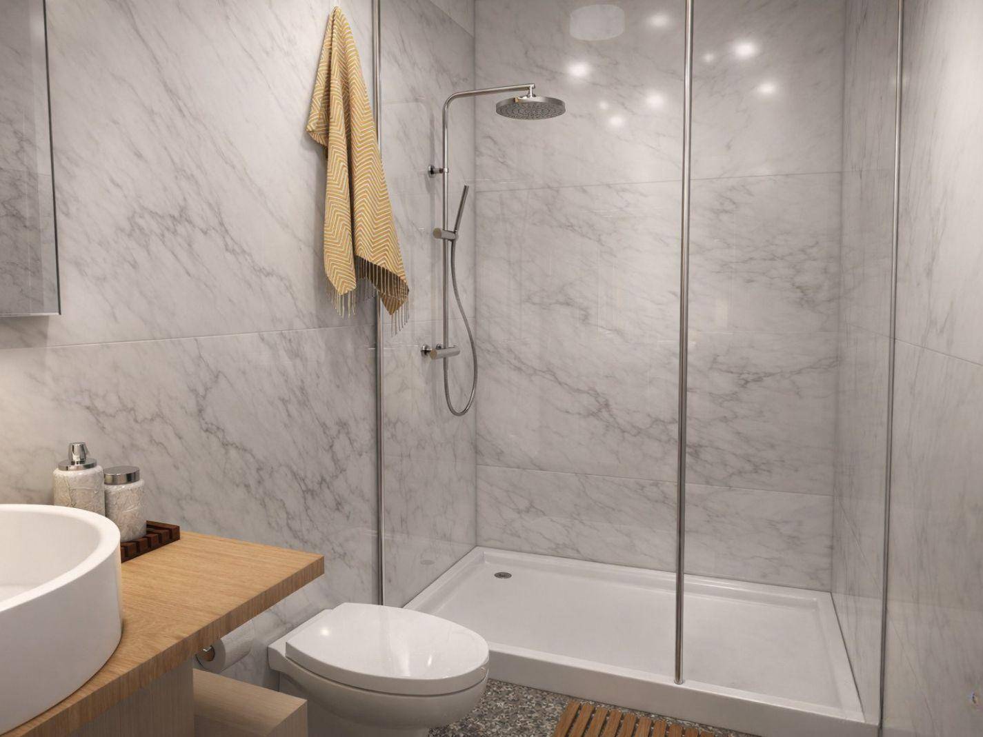 Modernes Badezimmer mit Marmorfliesen, ebenerdiger Dusche und stilvollem Waschbecken.