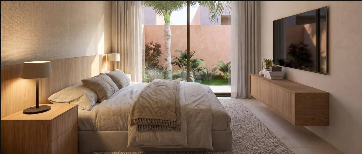Modernes Schlafzimmer mit großem Fenster, Blick auf Palmen und schwebendem TV-Möbel.