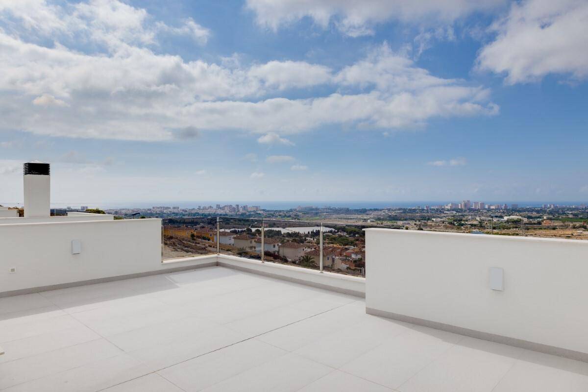 Helle Dachterrasse mit weitem Blick auf die Stadt und das Mittelmeer.