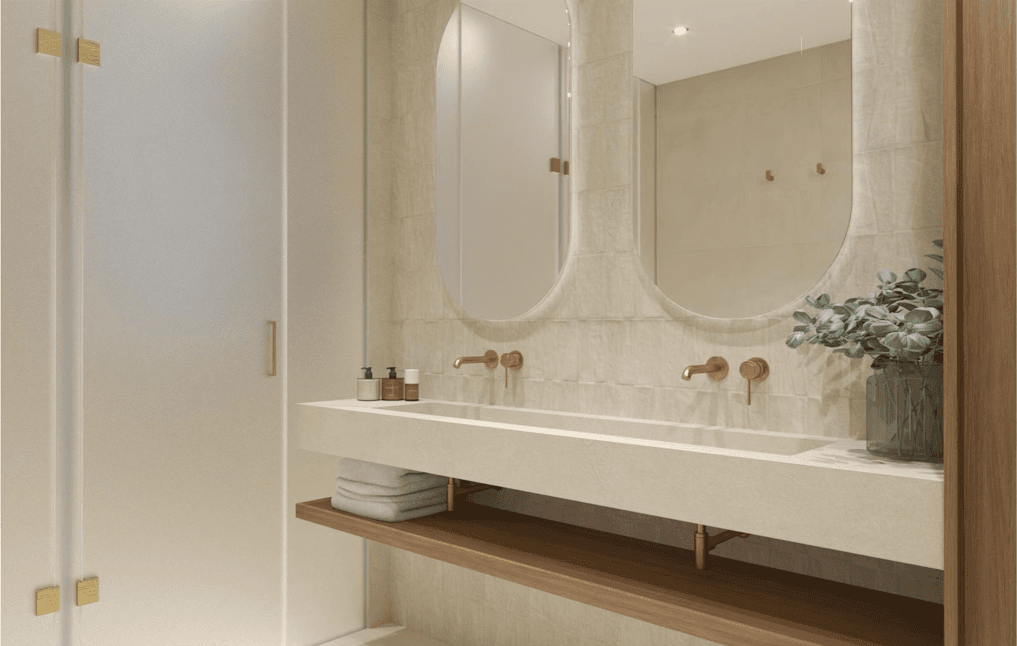 Modernes Badezimmer mit Doppelwaschbecken, großen Spiegeln und begehbarer Dusche.