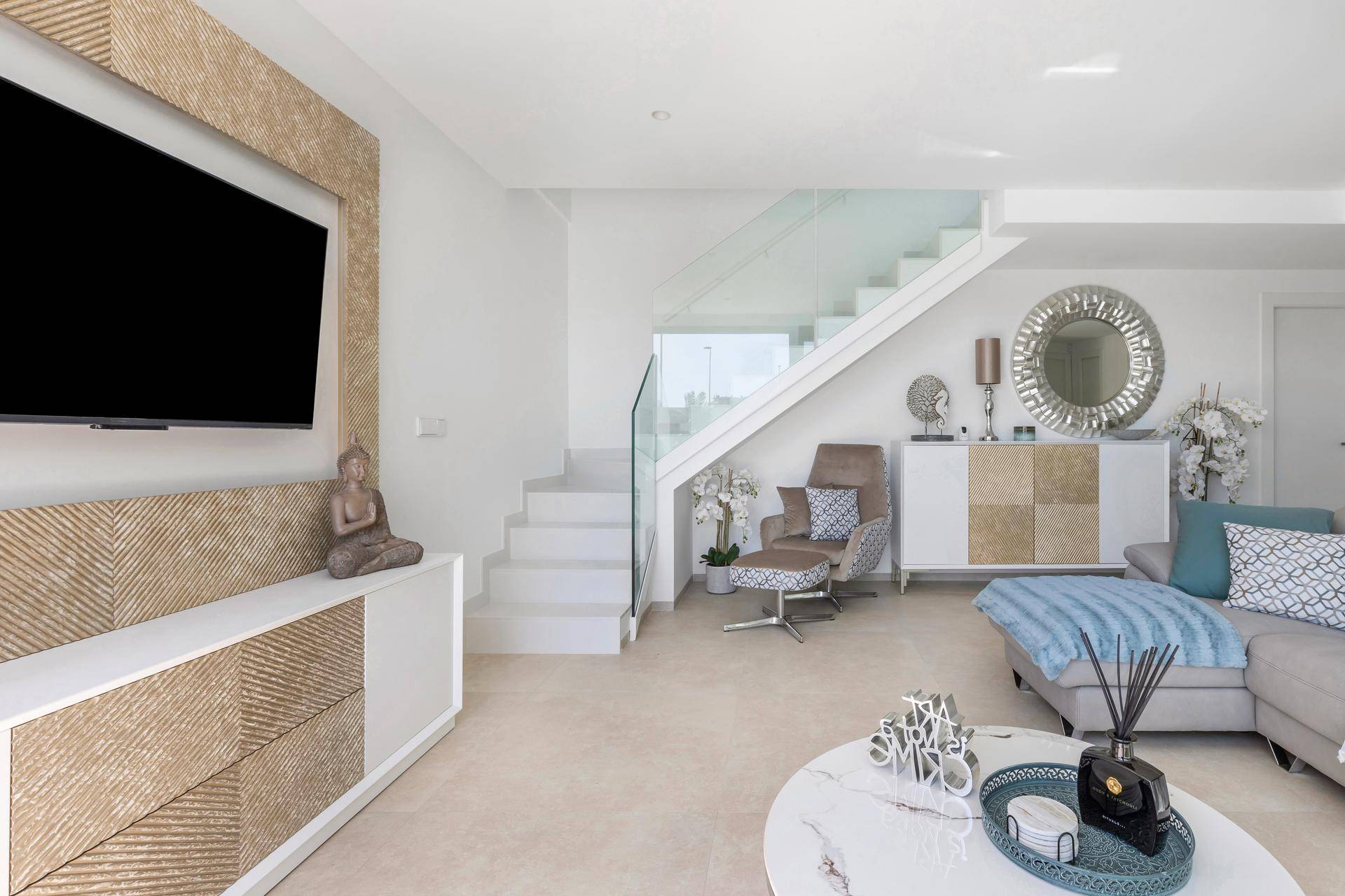 Geräumiger Wohn- und Küchenbereich mit Treppe, TV-Möbel und moderner Dekoration.