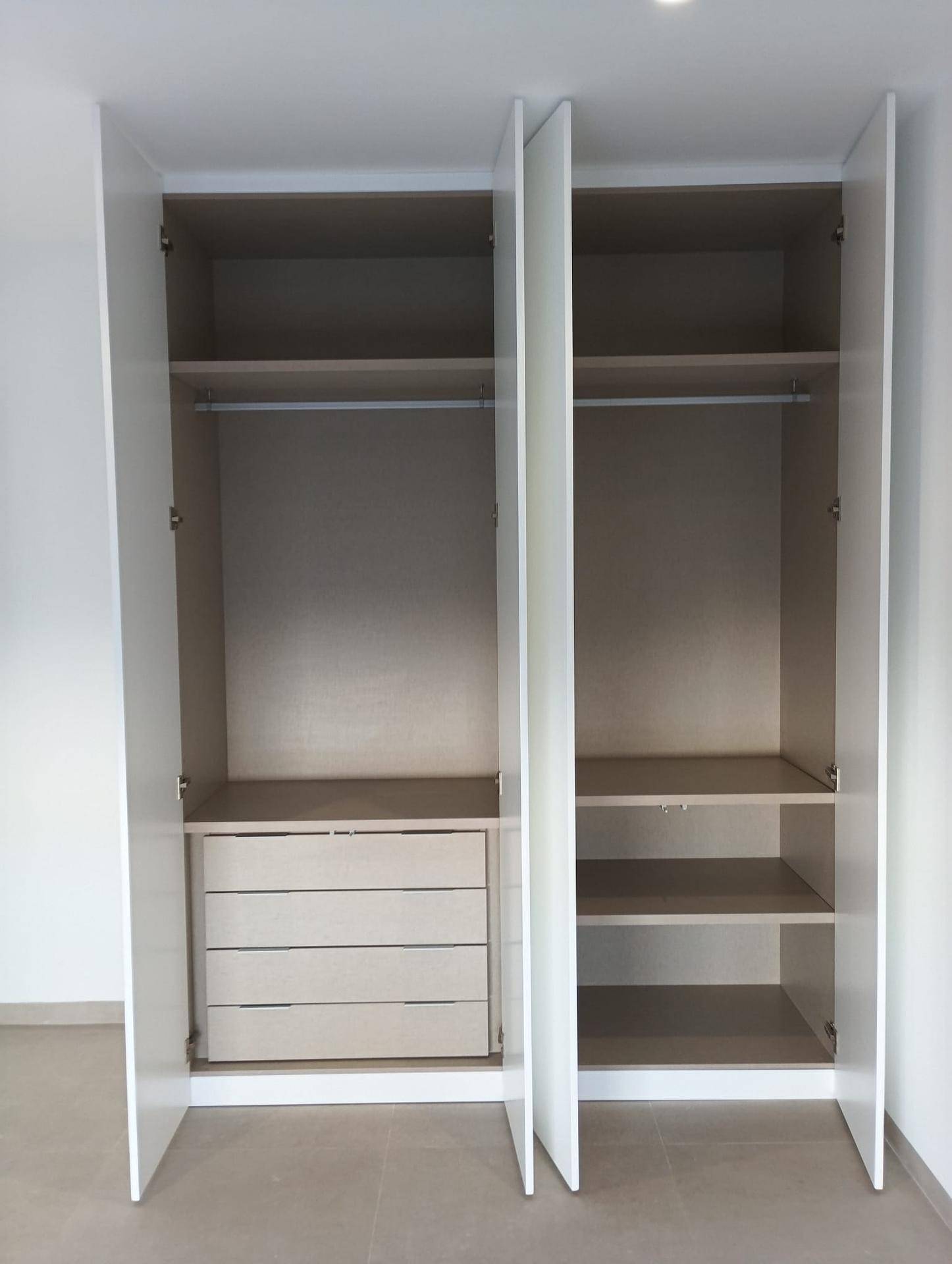 Offener Einbauschrank mit Schubladen und Regalböden, bietet praktische Aufbewahrungslösungen.