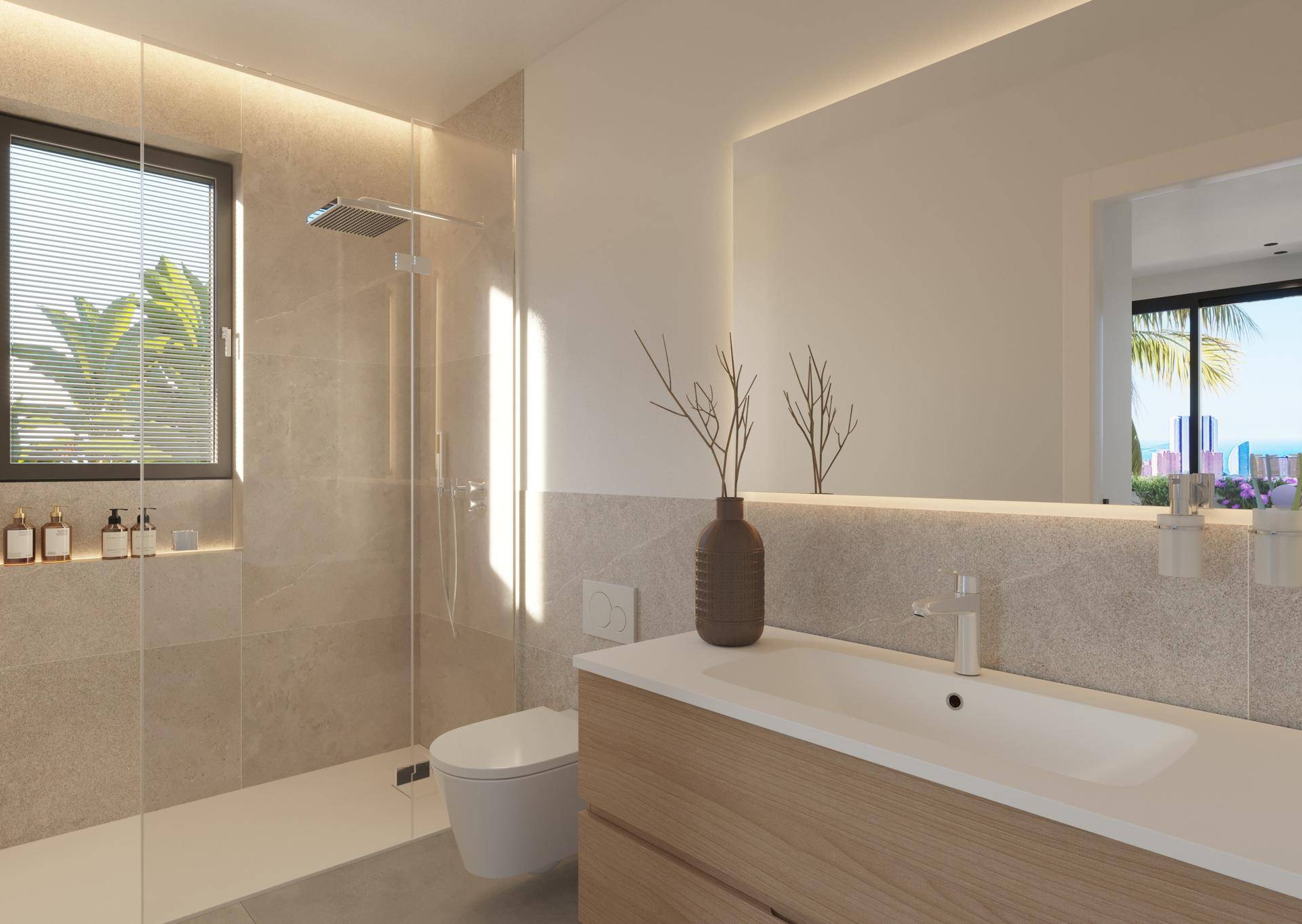 Modernes Badezimmer mit begehbarer Dusche, großem Spiegel und eleganten Fliesen.