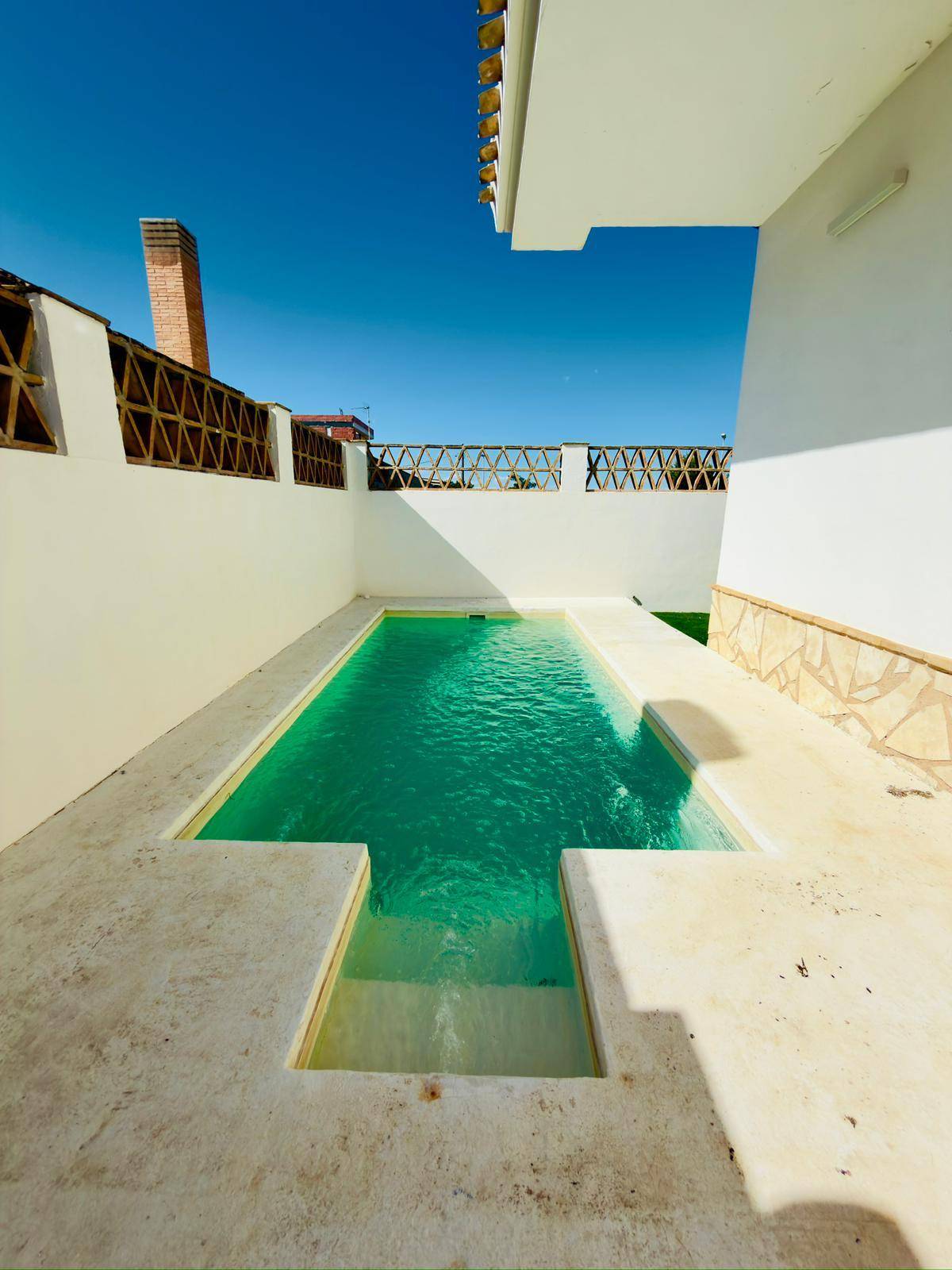 Privater Poolbereich mit klarem Wasser und sonniger Ausrichtung.