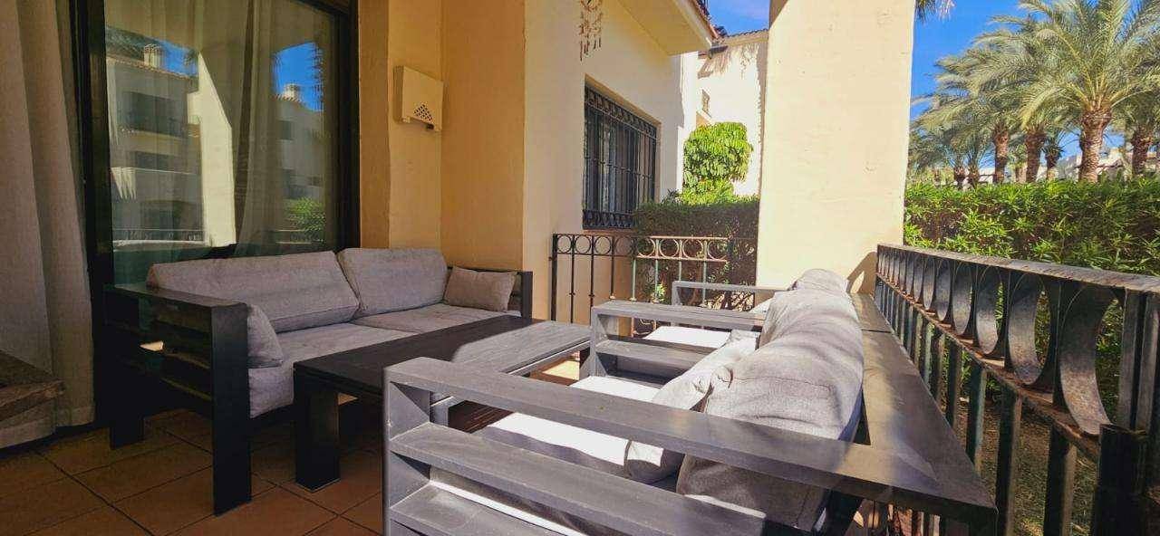 Möblierte Terrasse mit bequemen Sofas, ideal zum Entspannen im Freien.