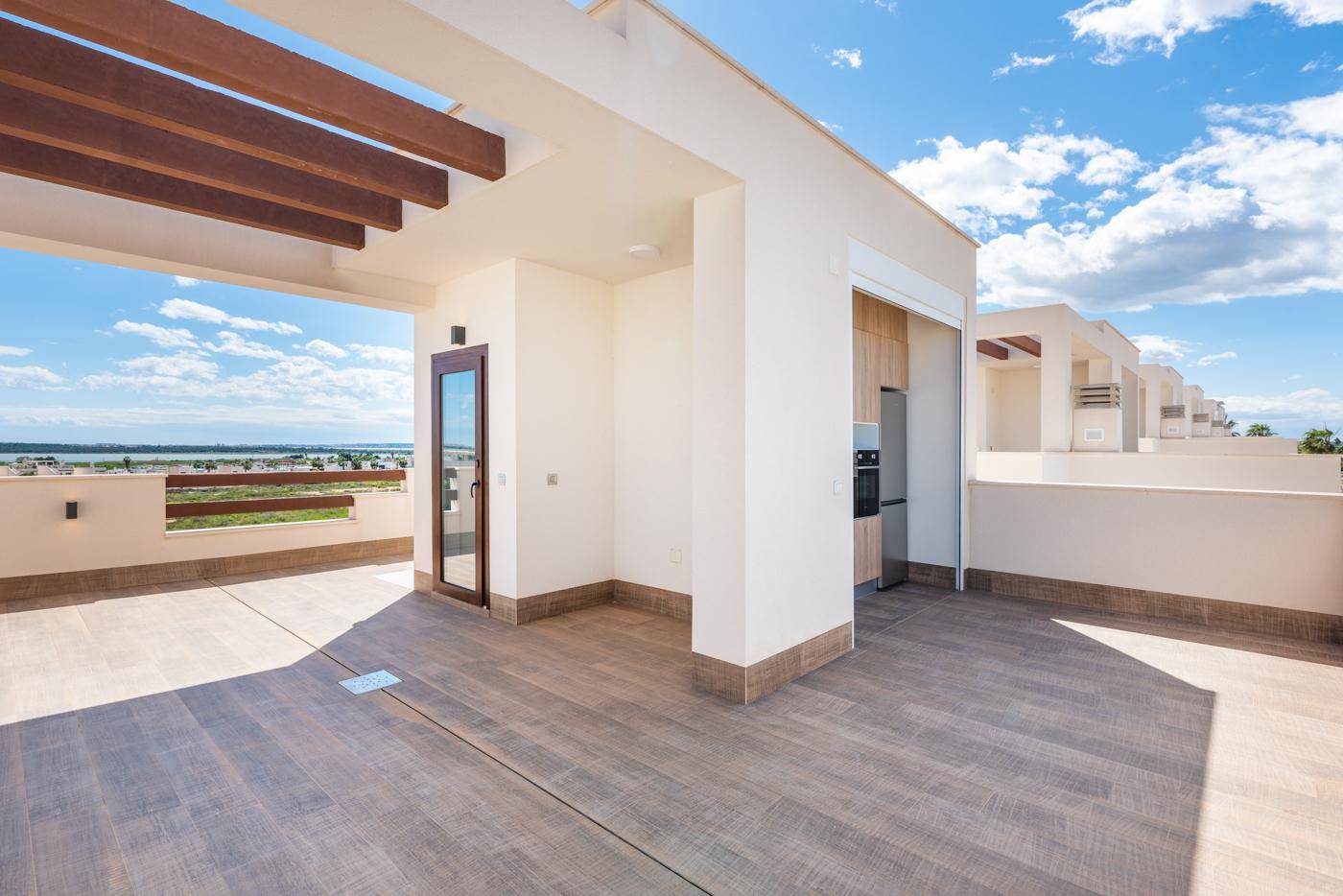 Dachterrasse mit integrierter Außenküche und weitem Blick, ideal für Unterhaltung im Freien.