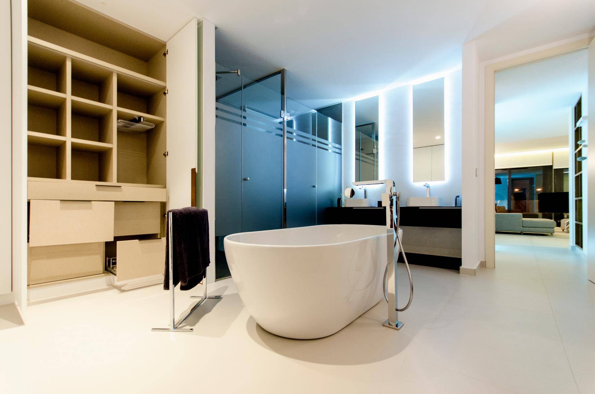 Luxuriöses Badezimmer mit freistehender Badewanne, moderner Dusche und Doppelwaschbecken.