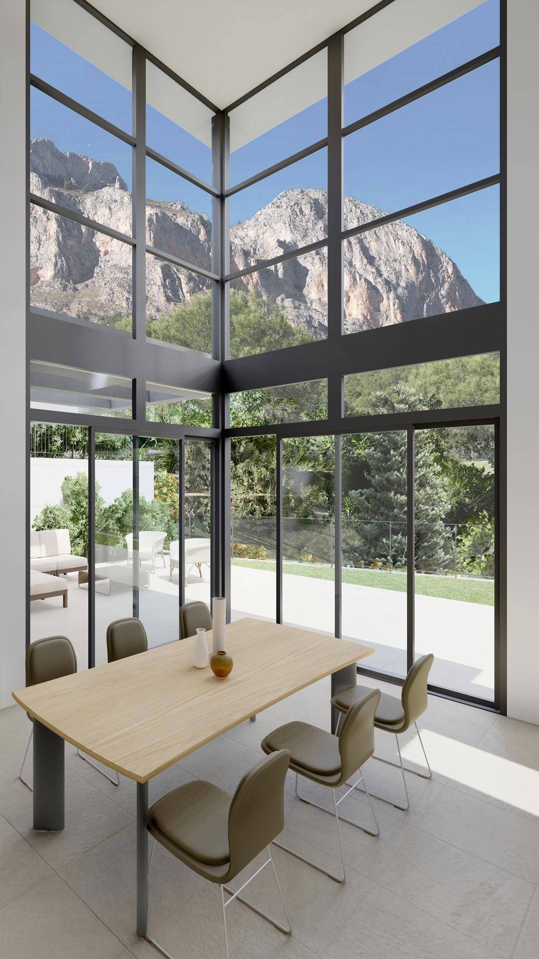Heller Essbereich mit hohen Decken, raumhohen Fenstern und spektakulärem Bergblick.