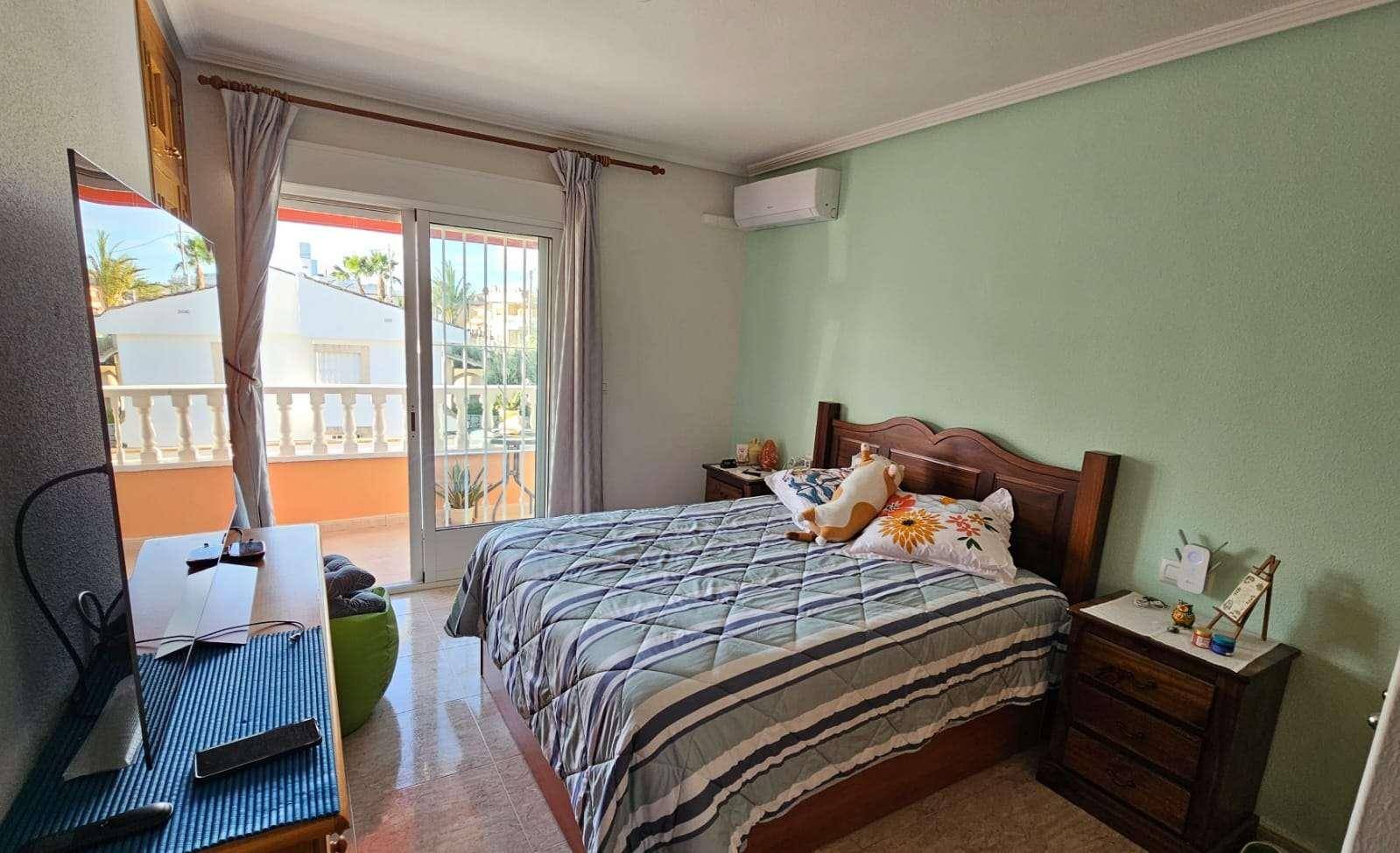 Schlafzimmer mit Doppelbett, Klimaanlage und direktem Zugang zum Balkon.