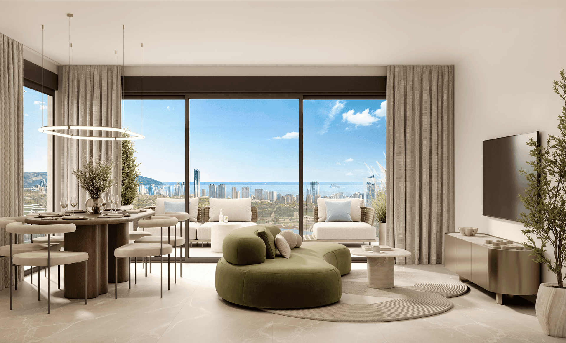 Offener Wohn- und Essbereich mit Panoramablick auf Stadt und Meer, modern eingerichtet.