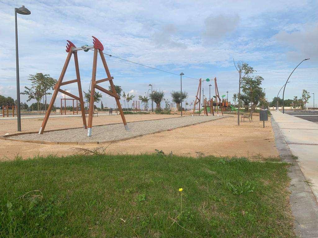 Großer Spielplatz mit Seilrutsche und verschiedenen Spielgeräten in der Natur.