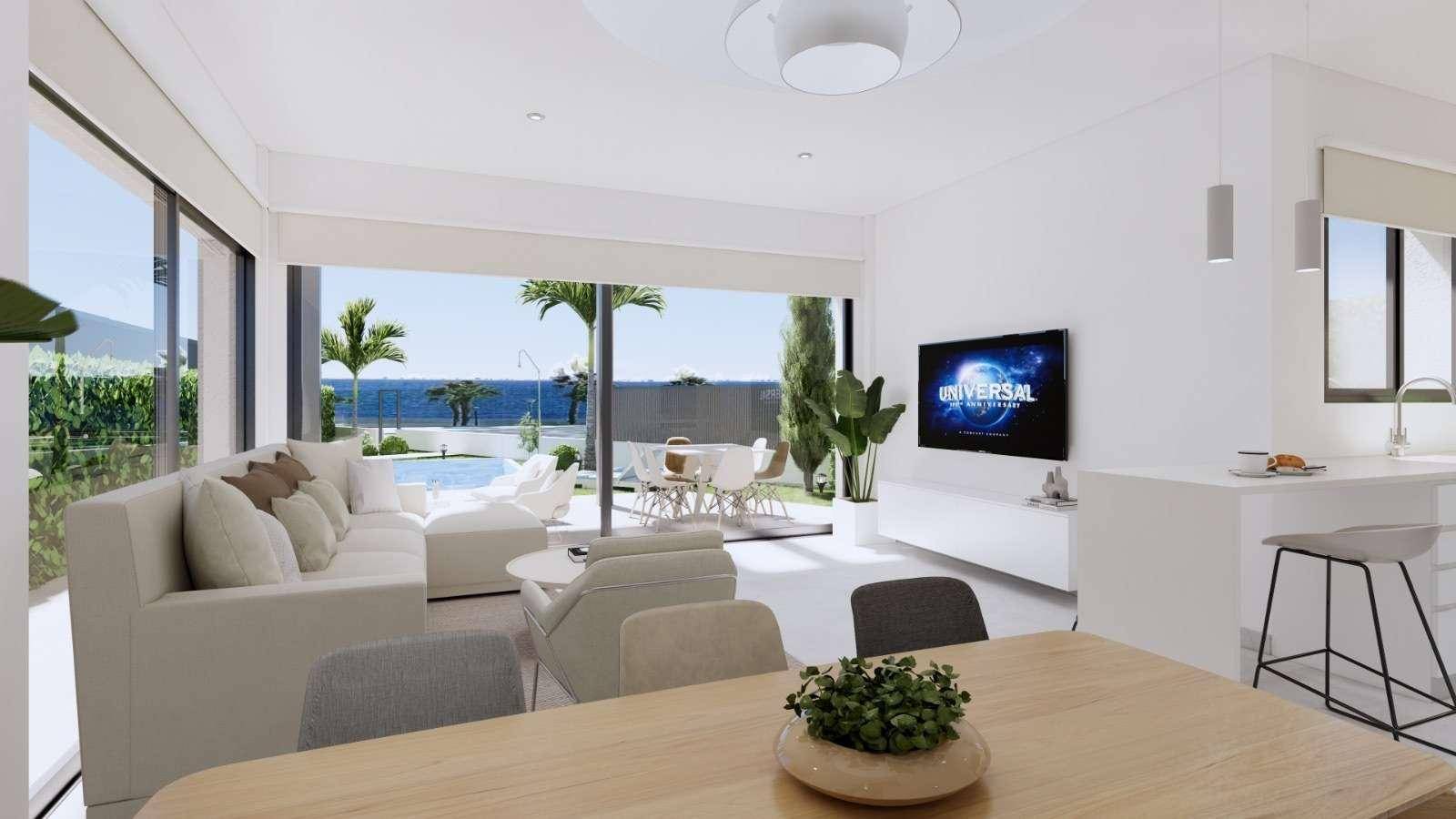 Lichtdurchfluteter offener Wohnbereich mit Essbereich, Küche und Panoramablick auf Pool und Meer.