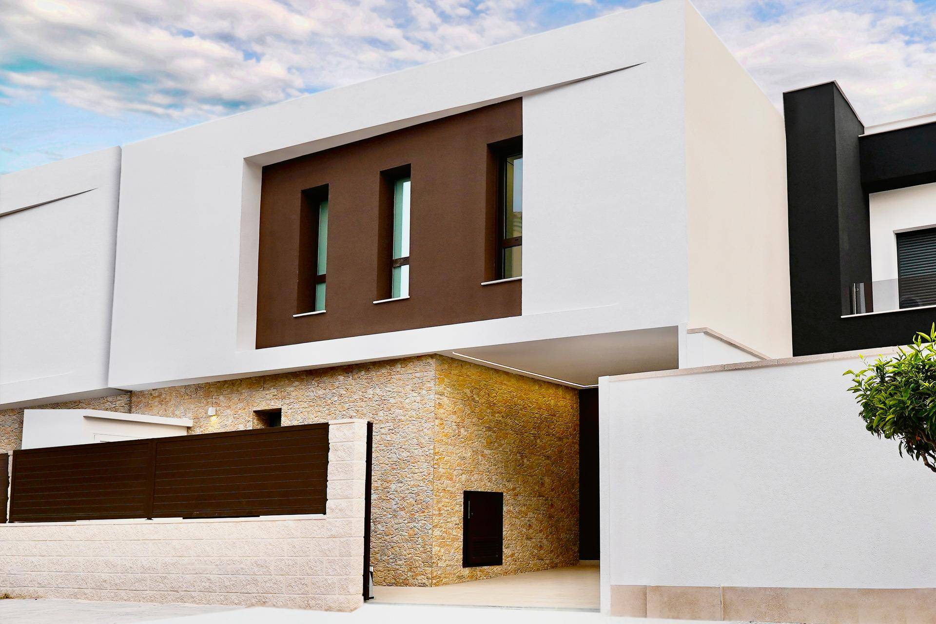 Moderne Hausfassade mit klaren Linien, braunen Akzenten und einem eleganten Eingangsbereich.