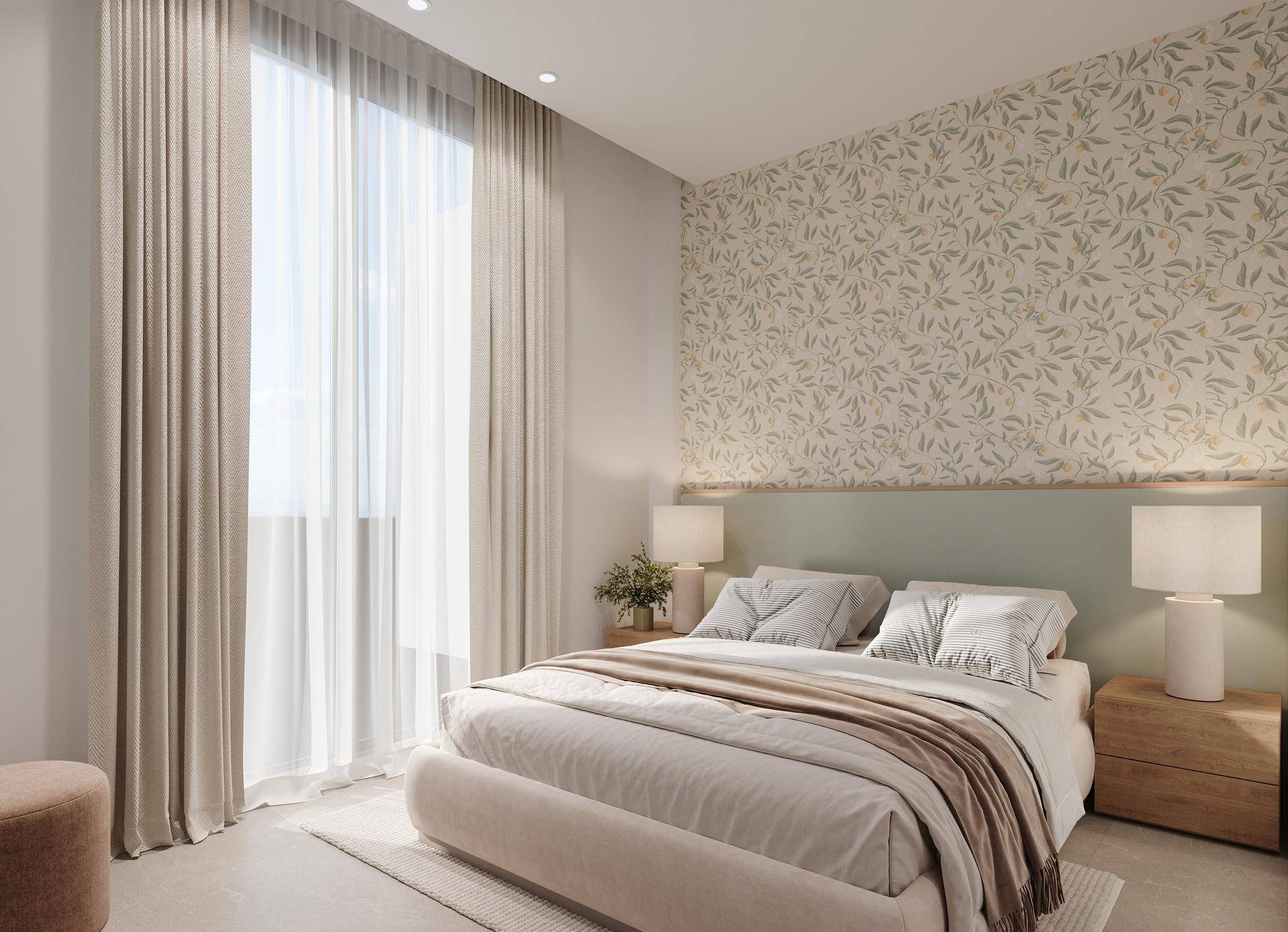 Gemütliches Schlafzimmer mit floraler Tapete, großem Fenster und weichen Vorhängen für Privatsphäre.
