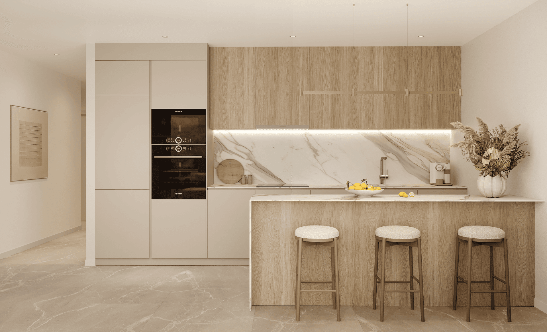 Moderne Küche mit hellen Schränken, Holzdetails, Marmor-Arbeitsplatte und integrierten Geräten.