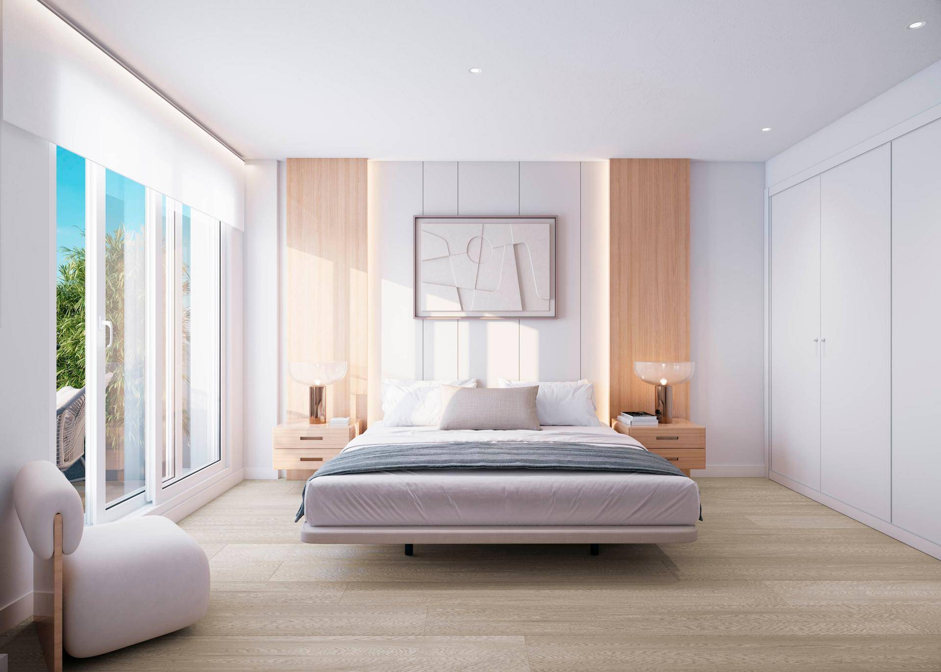 Modernes Schlafzimmer mit großen Fenstern, Holzboden und integrierten weißen Kleiderschränken.