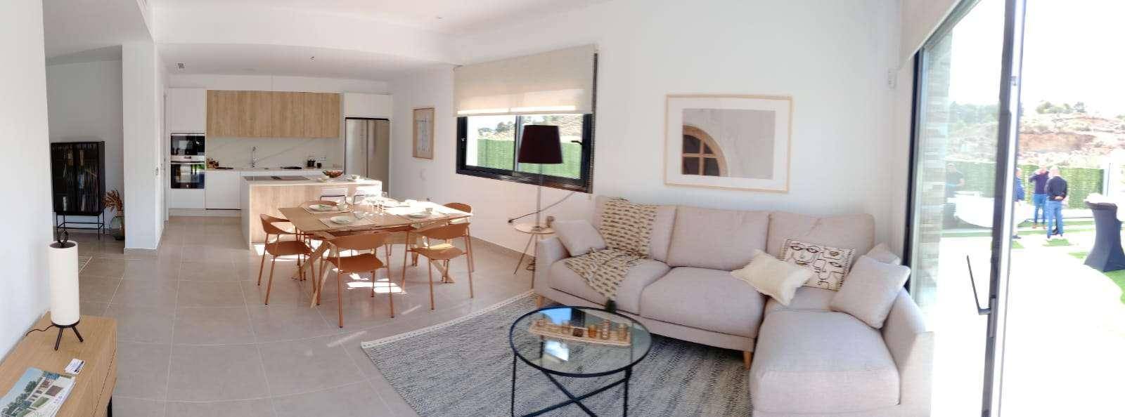 Heller offener Wohn- und Essbereich mit moderner Einrichtung und Zugang zur Terrasse.