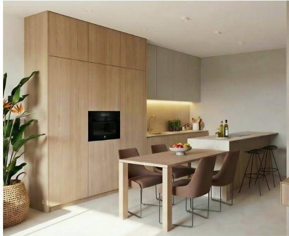 Moderne Einbauküche mit Holzfronten, integriertem Backofen und Essbereich für vier Personen.