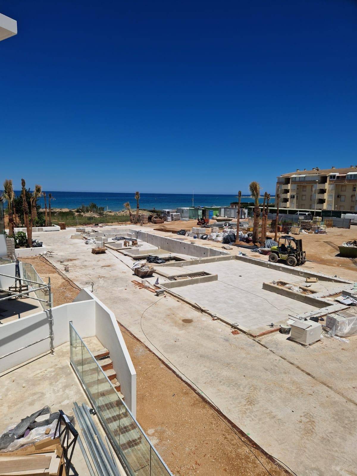 Baustelle des Poolbereichs mit Blick auf das Meer, noch im Bau befindlich.