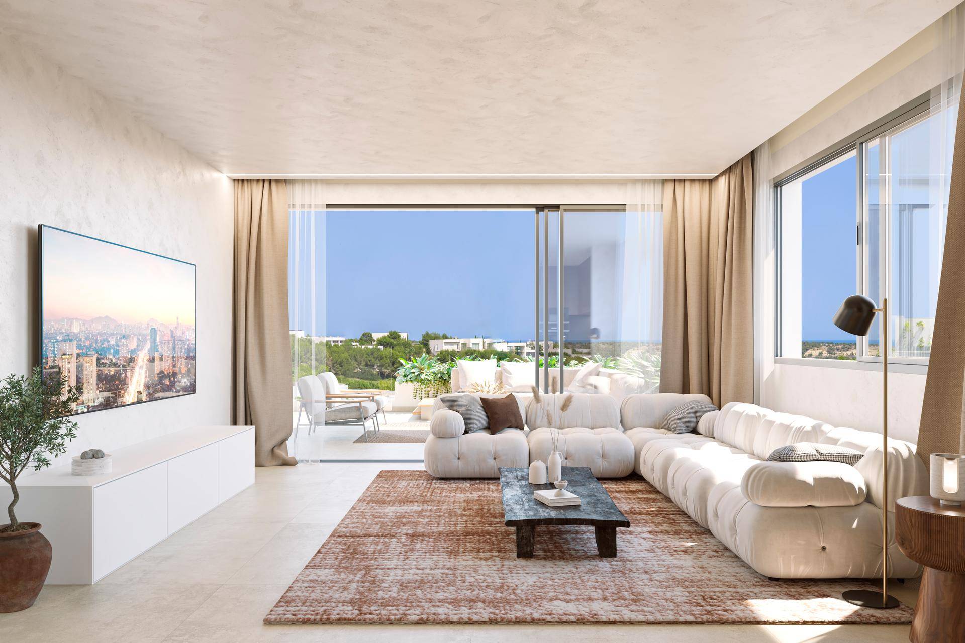 Helles Wohnzimmer mit modernem Sofa, großem Fernseher und Zugang zu einer sonnigen Terrasse mit Weitblick.