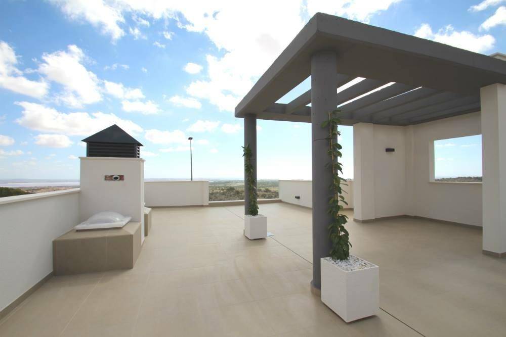 Weitläufige Dachterrasse mit Pergola, Sitzgelegenheit und Panoramablick auf die Umgebung.