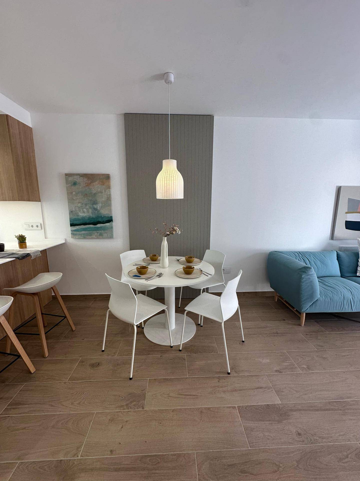 Offener Wohnbereich mit Essplatz und moderner Küche, ideal für geselliges Beisammensein.