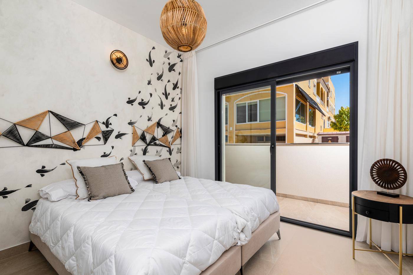 Individuell gestaltetes Schlafzimmer mit Doppelbett und direktem Zugang zum Balkon.
