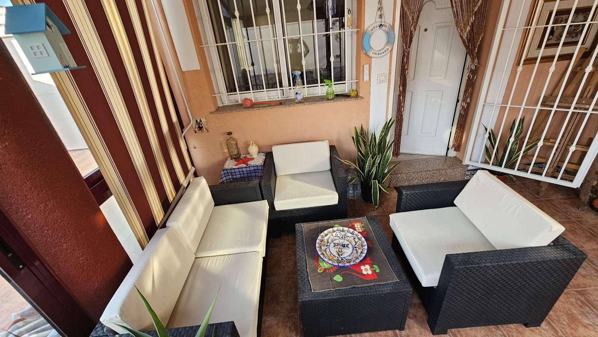 Gemütlicher Wintergarten mit Korbmöbeln und dekorativen Elementen für entspannte Stunden.