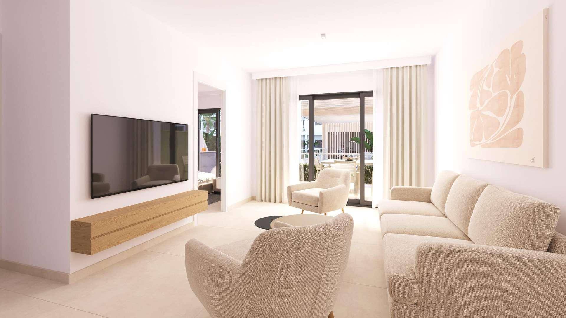 Helles Wohnzimmer mit bequemen Sofas, Wandfernseher und großem Zugang zu einem Außenbereich.
