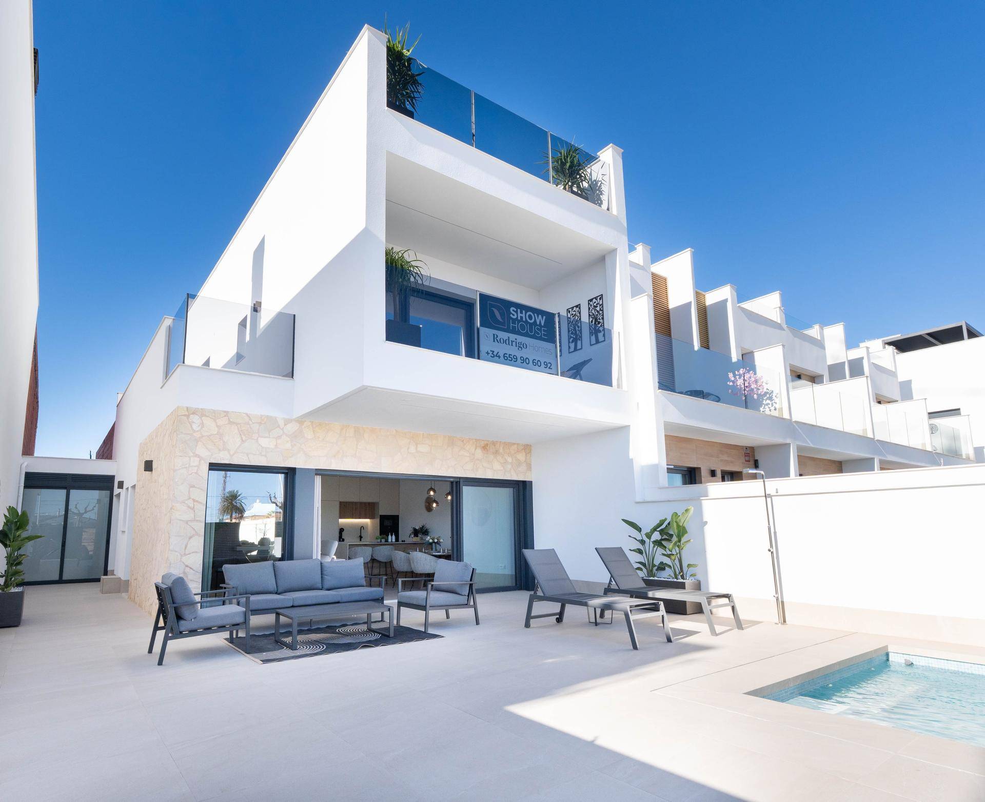 Moderne Architektur mit privatem Pool und einladender Terrasse, perfekt für Entspannung.