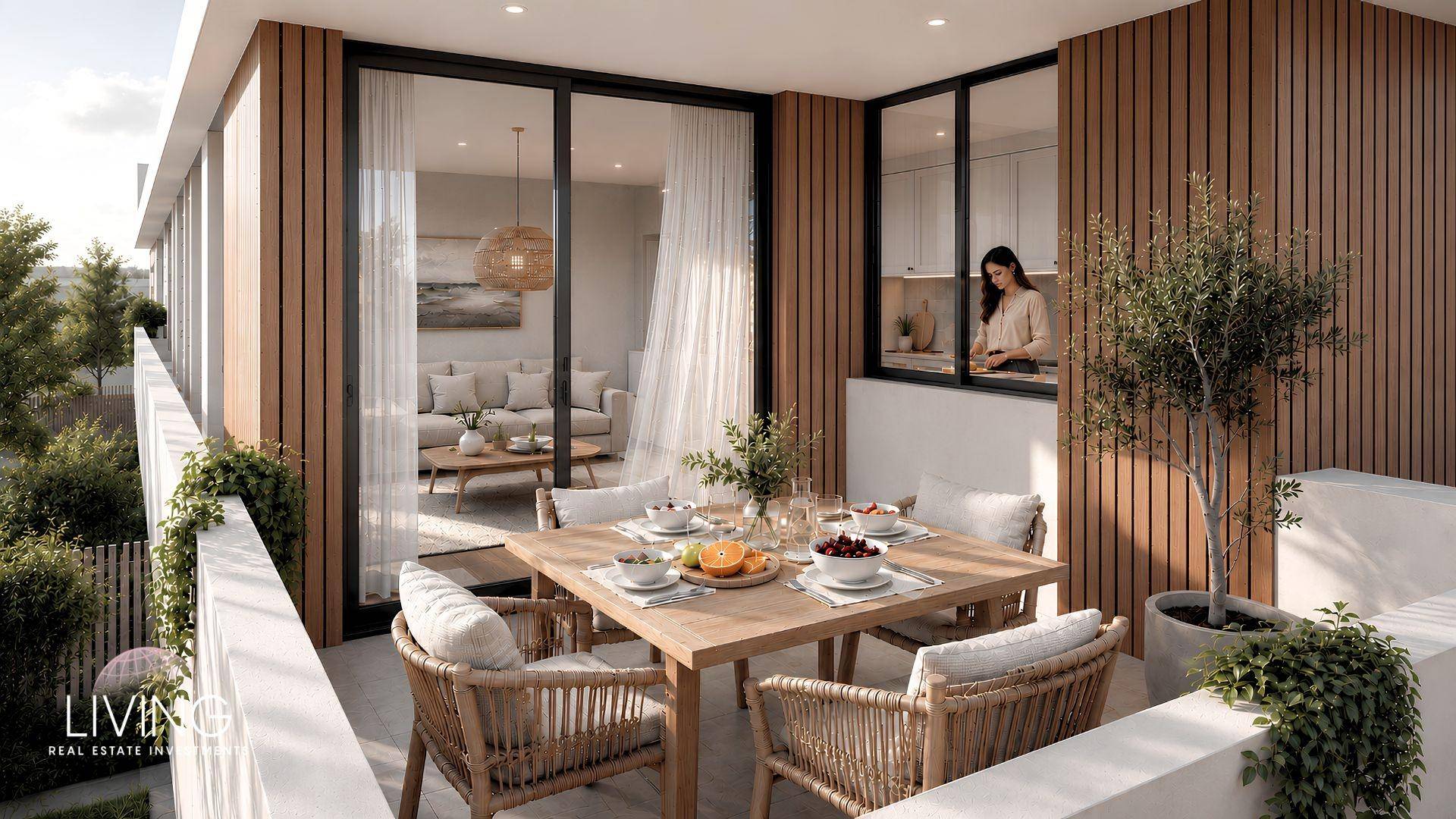 Geräumiger Balkon mit Esstisch und Blick in den Wohnbereich, ideal für Mahlzeiten im Freien.
