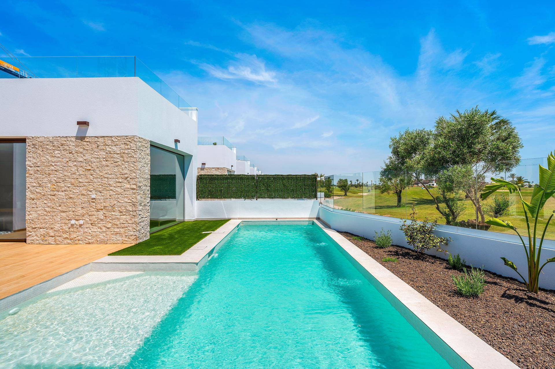 Elegante Villa mit privatem Pool und gepflegtem Außenbereich, grenzt direkt an den Golfplatz.