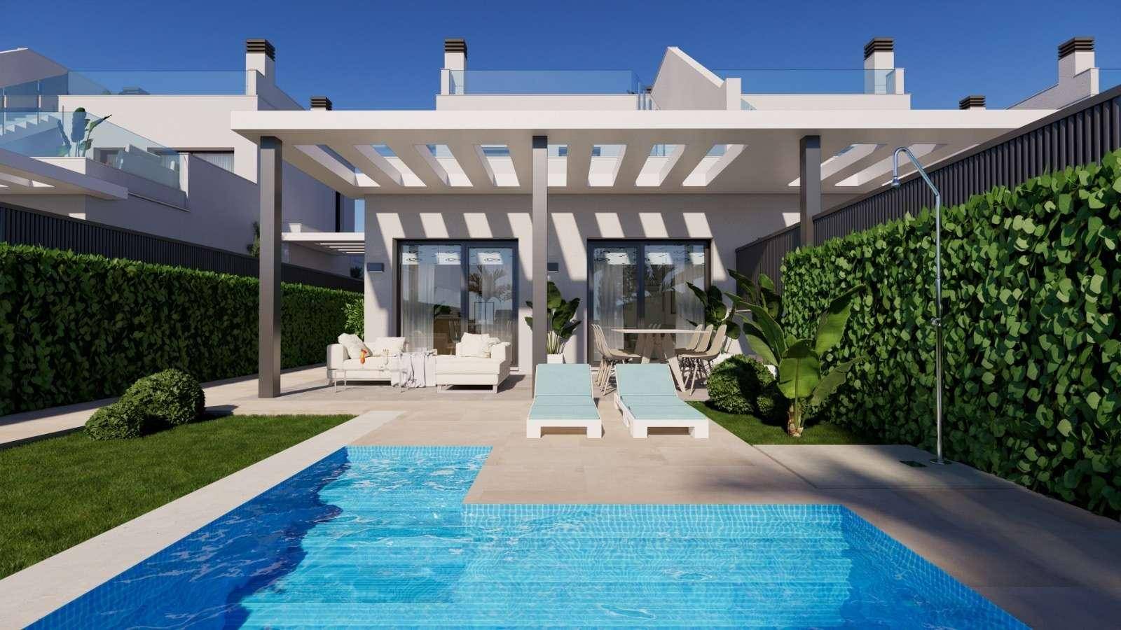 Sonniger Gartenbereich mit privatem Pool, Liegestühlen und überdachter Terrasse für Mahlzeiten im Freien.