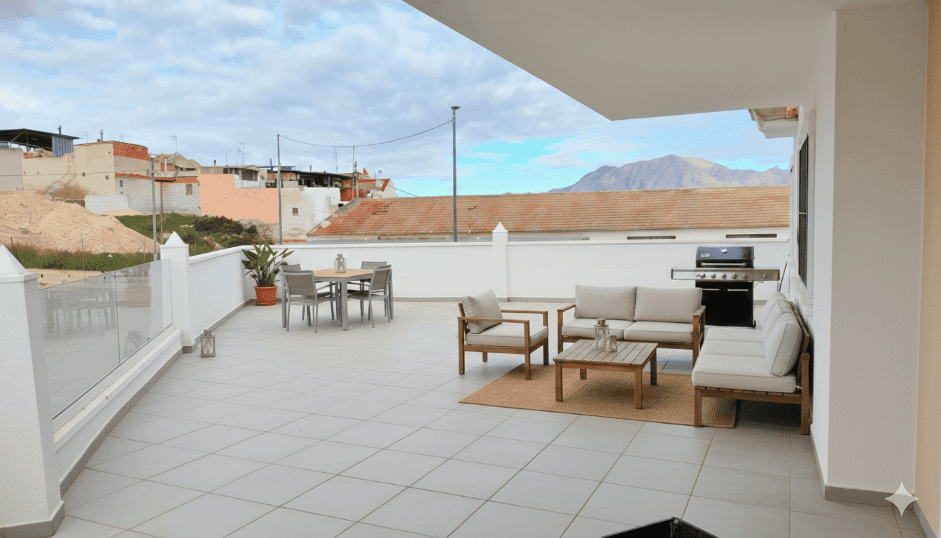 Geräumige Terrasse mit Essbereich, Lounge-Möbeln, Grill und weitem Bergblick.